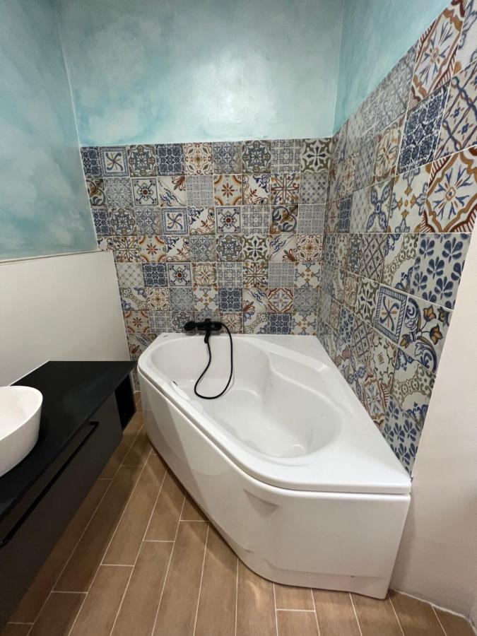 Alla Scalinata Del Teatro Rossetti Confort Suites Parcheggio ترييستي المظهر الخارجي الصورة